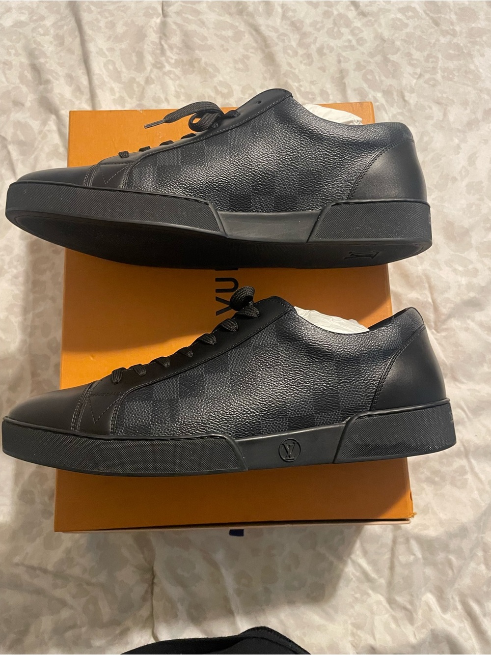 Louis Vuitton Orange Box with Black Logo with Black shoes - Picture 4 of 6